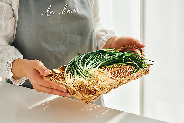 포토 JPG 손 여자 40대 중년 식재료 재료 실내 요리 한명 들기 상반신 옆모습 바구니 주방 앞치마 한국인 달래 봄나물 제철 중년여자한명만 제철음식 국내포토 1 음식 뷰포인트 채소 모션 사람 동양인 성인 내부 신체부위 나물 여자한명만 중년여자만 파일형식