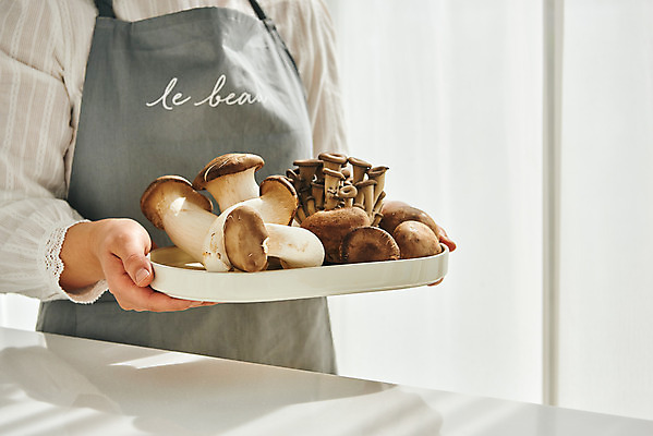 포토 JPG 접시 손 여자 40대 중년 식재료 재료 실내 요리 한명 들기 상반신 옆모습 주방 앞치마 버섯 한국인 표고버섯 느타리버섯 새송이버섯 중년여자한명만 국내포토 1 식기 뷰포인트 모션 사람 동양인 성인 내부 신체부위 여자한명만 중년여자만 파일형식