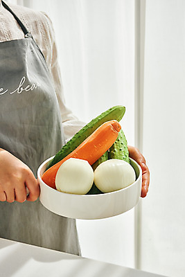 포토 JPG 접시 손 여자 40대 중년 식재료 재료 양파 오이 실내 요리 한명 들기 상반신 옆모습 주방 앞치마 당근 한국인 중년여자한명만 국내포토 1 식기 뷰포인트 채소 모션 뿌리채소 사람 동양인 성인 내부 신체부위 여자한명만 중년여자만 파일형식