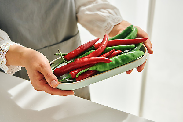 포토 JPG 접시 손 여자 40대 중년 식재료 재료 고추 실내 요리 한명 들기 상반신 옆모습 주방 앞치마 한국인 중년여자한명만 국내포토 1 식기 뷰포인트 채소 모션 사람 동양인 성인 내부 신체부위 여자한명만 중년여자만 파일형식