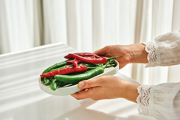포토 JPG 접시 손 여자 40대 중년 식재료 재료 고추 실내 요리 한명 들기 신체부위 주방 한국인 중년여자한명만 국내포토 1 식기 채소 모션 사람 동양인 성인 내부 여자한명만 중년여자만 파일형식