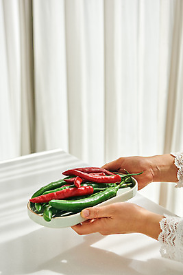 포토 JPG 접시 손 여자 40대 중년 식재료 재료 고추 실내 요리 한명 들기 신체부위 주방 한국인 중년여자한명만 국내포토 1 식기 채소 모션 사람 동양인 성인 내부 여자한명만 중년여자만 파일형식