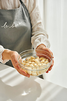 포토 JPG 접시 손 여자 40대 중년 식재료 재료 실내 마늘 요리 한명 들기 상반신 옆모습 주방 앞치마 한국인 흰색 중년여자한명만 국내포토 1 식기 뷰포인트 컬러 채소 모션 사람 동양인 성인 내부 신체부위 여자한명만 중년여자만 파일형식