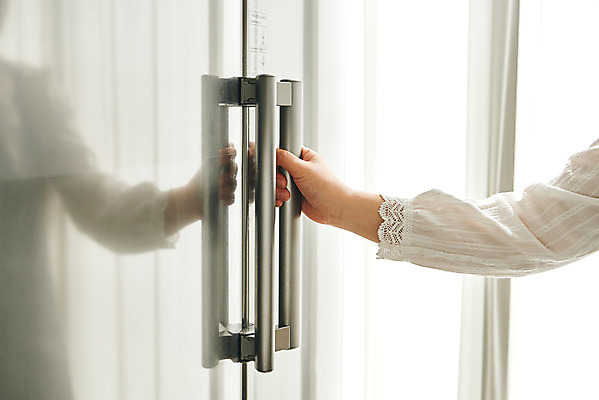 포토 JPG 손 여자 40대 중년 실내 요리 한명 신체부위 주방 한국인 냉장고 중년여자한명만 국내포토 1 사람 동양인 성인 내부 가전제품 여자한명만 중년여자만 파일형식