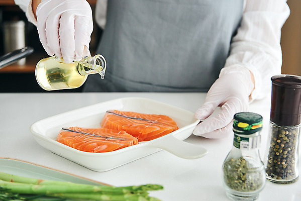 포토 JPG 손 여자 40대 중년 식재료 재료 실내 스테이크 요리 한명 상반신 앞모습 주방 한국인 오일 아스파라거스 연어 로즈메리 통후추 중년여자한명만 국내포토 1 음식 뷰포인트 채소 서양음식 어류 사람 동양인 성인 내부 신체부위 화장품 허브 후추 여자한명만 중년여자만 파일형식