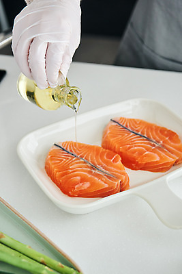 포토 JPG 손 여자 40대 중년 식재료 재료 실내 스테이크 요리 한명 신체부위 주방 한국인 오일 연어 중년여자한명만 국내포토 1 음식 서양음식 어류 사람 동양인 성인 내부 화장품 여자한명만 중년여자만 파일형식