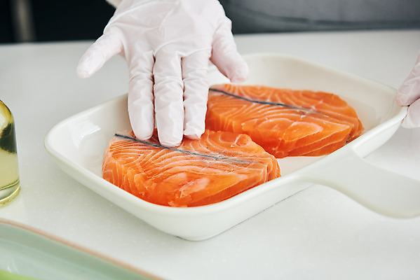 포토 JPG 손 여자 40대 중년 식재료 재료 실내 스테이크 요리 한명 신체부위 주방 한국인 오일 연어 중년여자한명만 국내포토 1 음식 서양음식 어류 사람 동양인 성인 내부 화장품 여자한명만 중년여자만 파일형식