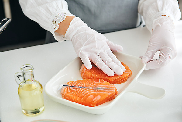 포토 JPG 손 여자 40대 중년 식재료 재료 실내 스테이크 요리 한명 주방 한국인 오일 연어 중년여자한명만 국내포토 1 음식 서양음식 어류 사람 동양인 성인 내부 신체부위 화장품 여자한명만 중년여자만 파일형식