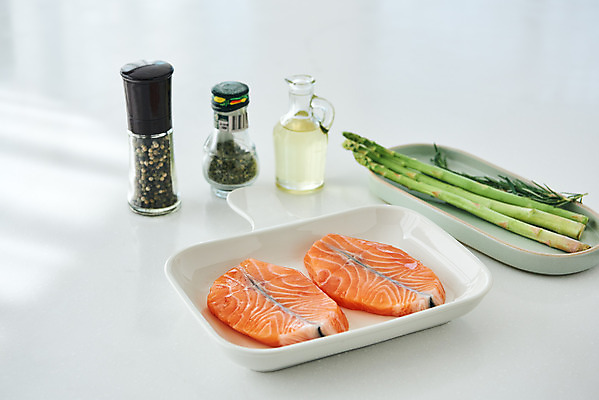 포토 JPG 음식 식재료 재료 실내 스테이크 요리 사람없음 주방 오일 아스파라거스 연어 로즈메리 통후추 국내포토 채소 서양음식 어류 내부 화장품 허브 후추 파일형식