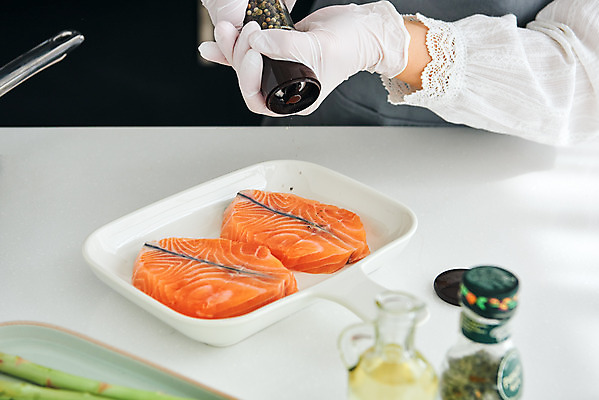 포토 JPG 손 여자 40대 중년 식재료 재료 실내 스테이크 요리 한명 신체부위 주방 한국인 오일 연어 통후추 중년여자한명만 국내포토 1 음식 서양음식 어류 사람 동양인 성인 내부 화장품 후추 여자한명만 중년여자만 파일형식