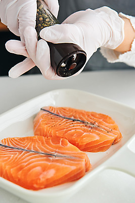 포토 JPG 손 여자 40대 중년 식재료 재료 실내 스테이크 요리 한명 근접촬영 신체부위 주방 한국인 연어 통후추 중년여자한명만 국내포토 1 뷰포인트 서양음식 어류 사람 동양인 성인 내부 후추 여자한명만 중년여자만 파일형식