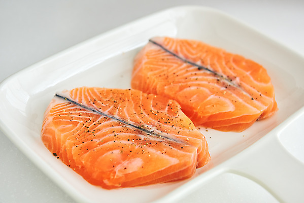 포토 JPG 음식 식재료 재료 실내 스테이크 요리 근접촬영 사람없음 주방 주황색 연어 통후추 국내포토 뷰포인트 컬러 서양음식 어류 내부 후추 파일형식