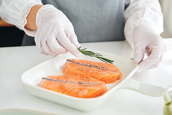 포토 JPG 손 여자 40대 중년 식재료 재료 실내 스테이크 요리 한명 신체부위 주방 한국인 연어 로즈메리 통후추 중년여자한명만 국내포토 1 서양음식 어류 사람 동양인 성인 내부 허브 후추 여자한명만 중년여자만 파일형식