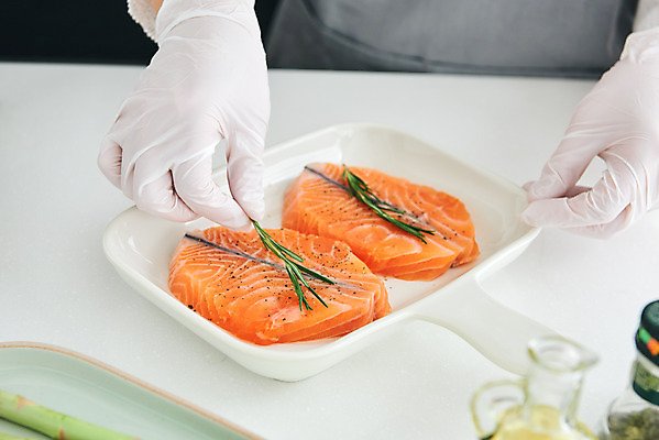 포토 JPG 손 여자 40대 중년 식재료 재료 실내 스테이크 요리 한명 신체부위 주방 한국인 연어 로즈메리 통후추 중년여자한명만 국내포토 1 서양음식 어류 사람 동양인 성인 내부 허브 후추 여자한명만 중년여자만 파일형식