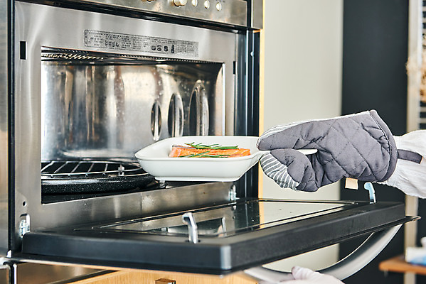 포토 JPG 손 여자 40대 중년 장갑 식재료 재료 실내 스테이크 요리 한명 신체부위 주방 한국인 오븐 연어 중년여자한명만 국내포토 1 잡화 서양음식 어류 사람 동양인 성인 내부 가전제품 여자한명만 중년여자만 파일형식