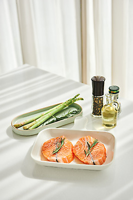 포토 JPG 음식 식재료 재료 실내 스테이크 요리 사람없음 주방 오일 아스파라거스 연어 로즈메리 통후추 국내포토 채소 서양음식 어류 내부 화장품 허브 후추 파일형식