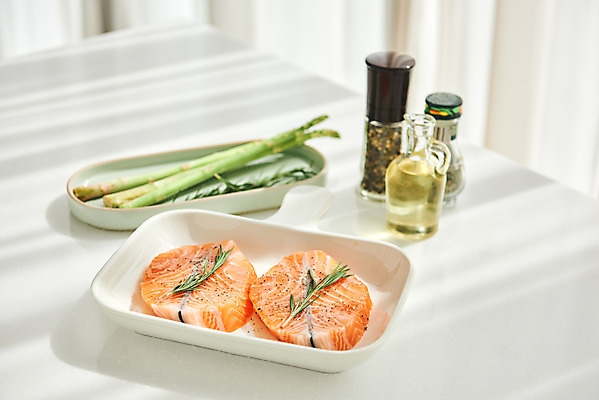 포토 JPG 음식 식재료 재료 실내 스테이크 요리 사람없음 주방 오일 아스파라거스 연어 로즈메리 통후추 국내포토 채소 서양음식 어류 내부 화장품 허브 후추 파일형식