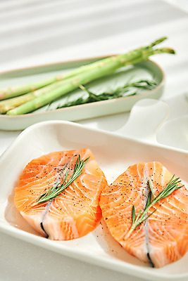 포토 JPG 음식 식재료 재료 실내 스테이크 요리 근접촬영 사람없음 주방 아스파라거스 연어 로즈메리 통후추 국내포토 뷰포인트 채소 서양음식 어류 내부 허브 후추 파일형식