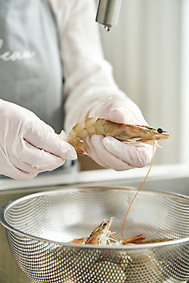 포토 JPG 손 여자 40대 중년 장갑 식재료 재료 새우 실내 요리 한명 근접촬영 상반신 옆모습 주방 앞치마 한국인 중년여자한명만 국내포토 1 잡화 뷰포인트 갑각류 사람 동양인 성인 내부 신체부위 여자한명만 중년여자만 파일형식