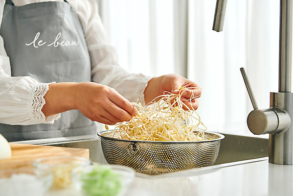 포토 JPG 손 여자 40대 중년 식재료 재료 실내 요리 한명 상반신 옆모습 주방 앞치마 한국인 콩나물 중년여자한명만 국내포토 1 뷰포인트 채소 사람 동양인 성인 내부 신체부위 나물 여자한명만 중년여자만 파일형식