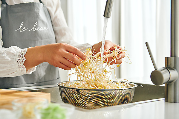 포토 JPG 손 여자 40대 중년 식재료 재료 실내 요리 한명 상반신 옆모습 주방 앞치마 한국인 콩나물 중년여자한명만 국내포토 1 뷰포인트 채소 사람 동양인 성인 내부 신체부위 나물 여자한명만 중년여자만 파일형식