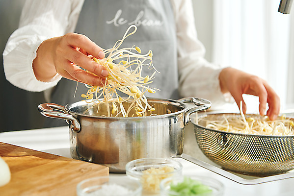 포토 JPG 손 여자 40대 중년 식재료 재료 실내 요리 한명 상반신 옆모습 주방 앞치마 한국인 냄비 콩나물 콩나물국 중년여자한명만 국내포토 1 뷰포인트 채소 사람 동양인 성인 내부 신체부위 솥 나물 국물 여자한명만 중년여자만 파일형식