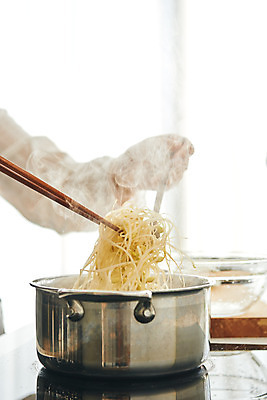 포토 JPG 손 여자 40대 중년 식재료 재료 실내 요리 한명 신체부위 주방 한국인 냄비 콩나물 콩나물국 중년여자한명만 국내포토 1 채소 사람 동양인 성인 내부 솥 나물 국물 여자한명만 중년여자만 파일형식