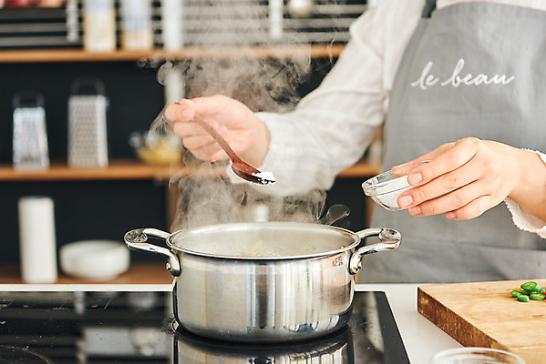 포토 JPG 손 여자 40대 중년 식재료 재료 실내 요리 한명 상반신 옆모습 주방 앞치마 한국인 냄비 소금 콩나물국 중년여자한명만 국내포토 1 뷰포인트 사람 동양인 성인 내부 신체부위 솥 국물 여자한명만 중년여자만 파일형식