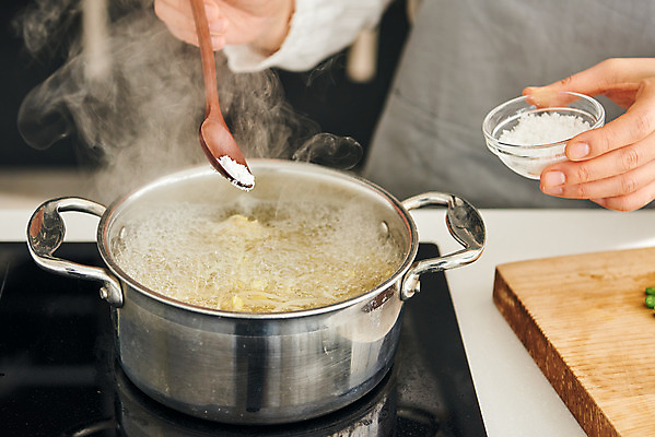 포토 JPG 손 여자 40대 중년 식재료 재료 실내 요리 한명 상반신 옆모습 주방 앞치마 한국인 냄비 소금 콩나물국 중년여자한명만 국내포토 1 뷰포인트 사람 동양인 성인 내부 신체부위 솥 국물 여자한명만 중년여자만 파일형식