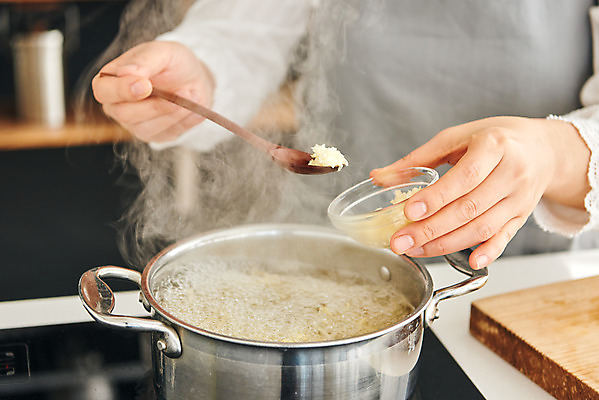 포토 JPG 손 여자 40대 중년 식재료 재료 실내 마늘 요리 한명 상반신 옆모습 주방 앞치마 한국인 냄비 다진마늘 콩나물국 중년여자한명만 국내포토 1 뷰포인트 채소 사람 동양인 성인 내부 신체부위 솥 국물 여자한명만 중년여자만 파일형식