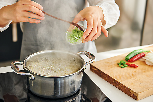 포토 JPG 손 여자 40대 중년 식재료 재료 실내 요리 한명 상반신 옆모습 주방 앞치마 한국인 냄비 대파 콩나물국 중년여자한명만 국내포토 1 뷰포인트 사람 동양인 성인 내부 신체부위 솥 국물 파 여자한명만 중년여자만 파일형식