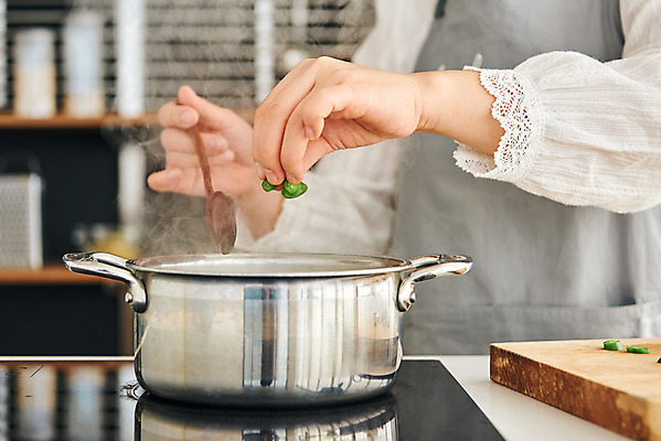 포토 JPG 손 여자 40대 중년 식재료 재료 고추 실내 요리 한명 상반신 옆모습 주방 앞치마 한국인 냄비 콩나물국 중년여자한명만 국내포토 1 뷰포인트 채소 사람 동양인 성인 내부 신체부위 솥 국물 여자한명만 중년여자만 파일형식