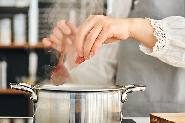 포토 JPG 손 여자 40대 중년 식재료 재료 고추 실내 요리 한명 상반신 옆모습 주방 앞치마 한국인 냄비 콩나물국 중년여자한명만 국내포토 1 뷰포인트 채소 사람 동양인 성인 내부 신체부위 솥 국물 여자한명만 중년여자만 파일형식