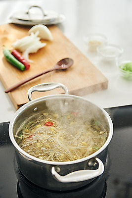 포토 JPG 음식 식재료 재료 고추 양파 도마 실내 요리 사람없음 주방 냄비 콩나물국 국내포토 채소 주방용품 내부 솥 국물 파일형식