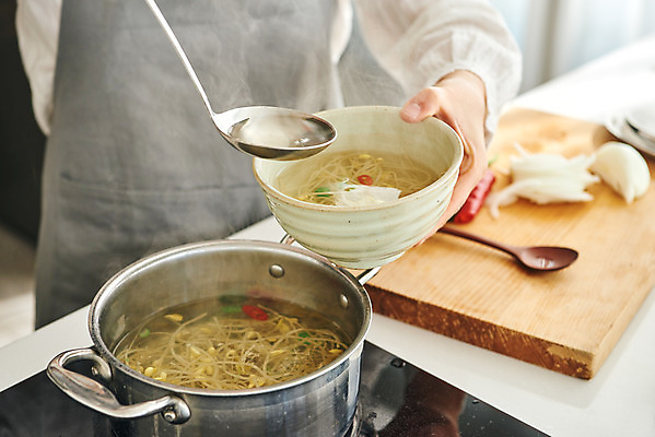 포토 JPG 접시 손 여자 음식 40대 중년 식재료 재료 양파 도마 실내 요리 한명 상반신 옆모습 주방 앞치마 한국인 냄비 국자 콩나물국 중년여자한명만 국내포토 1 식기 뷰포인트 채소 주방용품 사람 동양인 성인 내부 신체부위 솥 국물 여자한명만 중년여자만 파일형식