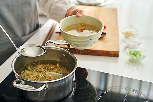 포토 JPG 접시 손 여자 음식 40대 중년 식재료 재료 양파 도마 실내 요리 한명 신체부위 주방 앞치마 한국인 냄비 국자 콩나물국 중년여자한명만 국내포토 1 식기 채소 주방용품 사람 동양인 성인 내부 솥 국물 여자한명만 중년여자만 파일형식