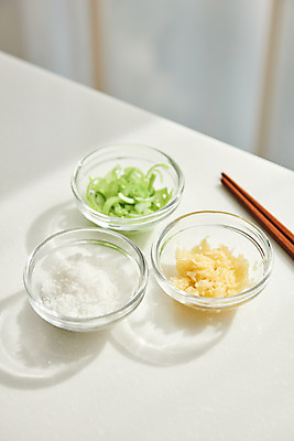 포토 JPG 음식 식재료 재료 젓가락 실내 마늘 요리 사람없음 주방 양념 소금 대파 다진마늘 국내포토 채소 수저 내부 파 파일형식