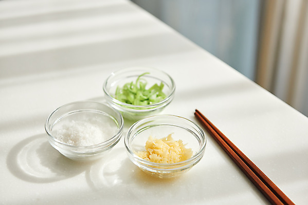 포토 JPG 음식 식재료 재료 젓가락 실내 마늘 요리 사람없음 주방 양념 소금 대파 다진마늘 국내포토 채소 수저 내부 파 파일형식