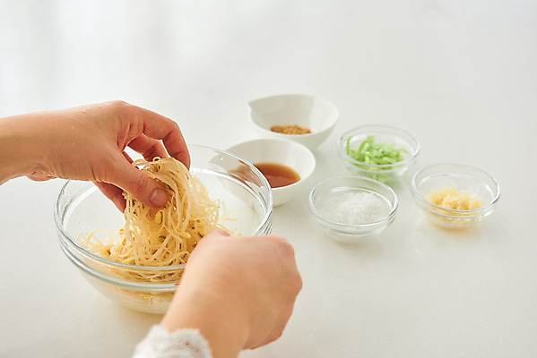 포토 JPG 접시 손 여자 음식 40대 중년 식재료 재료 반찬 실내 마늘 요리 한명 신체부위 주방 앞치마 한국인 소금 깨 콩나물 대파 다진마늘 참기름 중년여자한명만 국내포토 1 식기 채소 사람 동양인 성인 내부 조미료 기름_음식 나물 파 여자한명만 중년여자만 파일형식