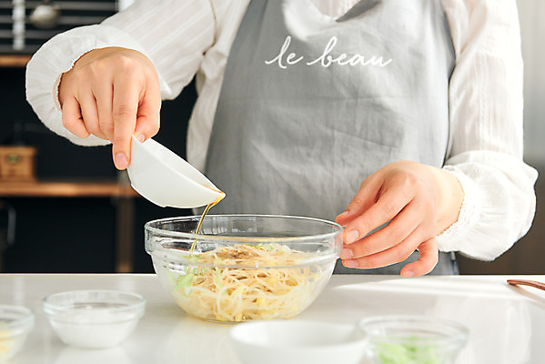 포토 JPG 접시 손 여자 음식 40대 중년 식재료 재료 반찬 실내 요리 한명 상반신 앞모습 주방 앞치마 한국인 콩나물 참기름 중년여자한명만 국내포토 1 식기 뷰포인트 채소 사람 동양인 성인 내부 신체부위 기름_음식 나물 여자한명만 중년여자만 파일형식