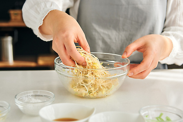 포토 JPG 접시 손 여자 음식 40대 중년 식재료 재료 반찬 실내 요리 한명 상반신 앞모습 주방 앞치마 한국인 콩나물 중년여자한명만 국내포토 1 식기 뷰포인트 채소 사람 동양인 성인 내부 신체부위 나물 여자한명만 중년여자만 파일형식