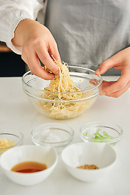 포토 JPG 접시 손 여자 음식 40대 중년 식재료 재료 반찬 실내 마늘 요리 한명 상반신 앞모습 주방 앞치마 한국인 소금 깨 콩나물 대파 다진마늘 참기름 중년여자한명만 국내포토 1 식기 뷰포인트 채소 사람 동양인 성인 내부 신체부위 조미료 기름_음식 나물 파 여자한명만 중년여자만 파일형식