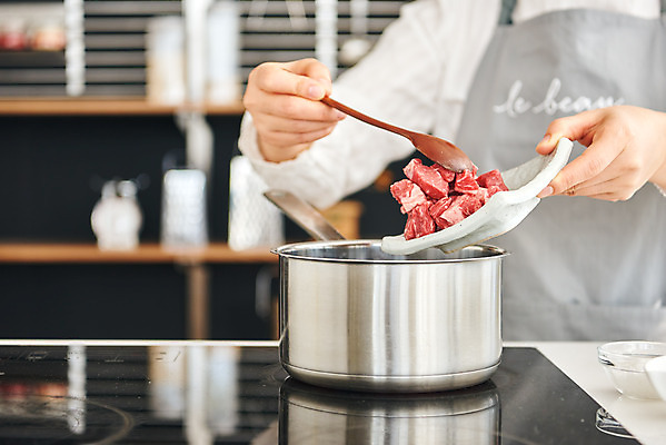 포토 JPG 손 여자 음식 40대 중년 식재료 재료 실내 육류 요리 한명 상반신 옆모습 주방 앞치마 한국인 소고기 냄비 미역국 중년여자한명만 국내포토 1 뷰포인트 사람 동양인 성인 내부 신체부위 솥 국 여자한명만 중년여자만 파일형식