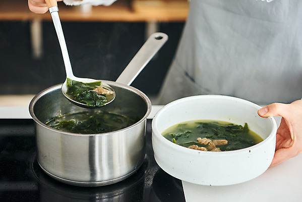 포토 JPG 접시 손 여자 음식 40대 중년 식재료 재료 실내 요리 한명 상반신 옆모습 주방 앞치마 한국인 냄비 국자 미역 미역국 중년여자한명만 국내포토 1 식기 뷰포인트 주방용품 사람 동양인 성인 내부 신체부위 해조류 솥 국 여자한명만 중년여자만 파일형식