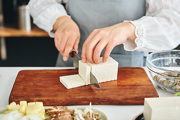 포토 JPG 손 여자 40대 중년 식재료 재료 도마 실내 요리 한명 상반신 앞모습 주방 앞치마 한국인 칼 된장찌개 두부 중년여자한명만 국내포토 1 한식 뷰포인트 주방용품 사람 동양인 성인 내부 신체부위 찌개 여자한명만 중년여자만 파일형식