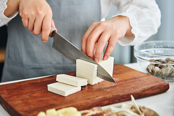 포토 JPG 손 여자 40대 중년 식재료 재료 도마 실내 요리 한명 상반신 옆모습 주방 앞치마 한국인 칼 된장찌개 두부 중년여자한명만 국내포토 1 한식 뷰포인트 주방용품 사람 동양인 성인 내부 신체부위 찌개 여자한명만 중년여자만 파일형식