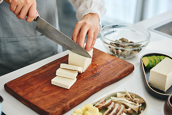 포토 JPG 손 여자 40대 중년 식재료 재료 도마 실내 요리 한명 상반신 옆모습 주방 앞치마 한국인 칼 된장찌개 두부 표고버섯 애호박 바지락 중년여자한명만 국내포토 1 한식 뷰포인트 호박 주방용품 조개 사람 동양인 성인 내부 신체부위 버섯 찌개 여자한명만 중년여자만 파일형식