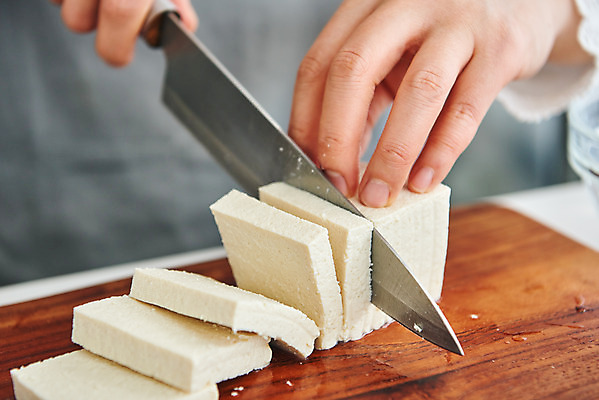 포토 JPG 손 여자 40대 중년 식재료 재료 도마 실내 요리 한명 근접촬영 신체부위 주방 앞치마 한국인 칼 된장찌개 두부 중년여자한명만 국내포토 1 한식 뷰포인트 주방용품 사람 동양인 성인 내부 찌개 여자한명만 중년여자만 파일형식