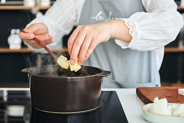 포토 JPG 손 여자 40대 중년 식재료 재료 감자 실내 요리 한명 상반신 앞모습 주방 앞치마 한국인 냄비 된장찌개 중년여자한명만 국내포토 1 한식 뷰포인트 채소 사람 동양인 성인 내부 신체부위 솥 찌개 여자한명만 중년여자만 파일형식