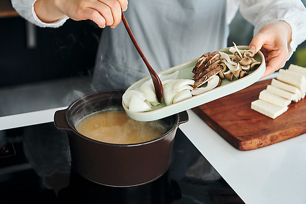 포토 JPG 손 여자 40대 중년 식재료 재료 양파 실내 요리 한명 상반신 옆모습 주방 앞치마 버섯 한국인 냄비 된장찌개 중년여자한명만 국내포토 1 한식 뷰포인트 채소 사람 동양인 성인 내부 신체부위 솥 찌개 여자한명만 중년여자만 파일형식